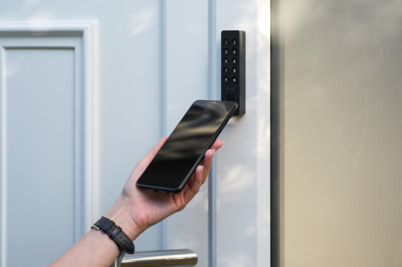 Nuki Keypad 2 NFC_ convenient access with tap to unlock_©Nuki
